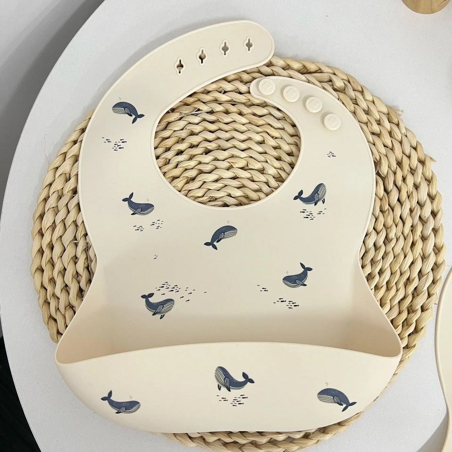 Whale Cartoon Silicone Baby Bib - Food-Grade Oil & Dirt Resistant